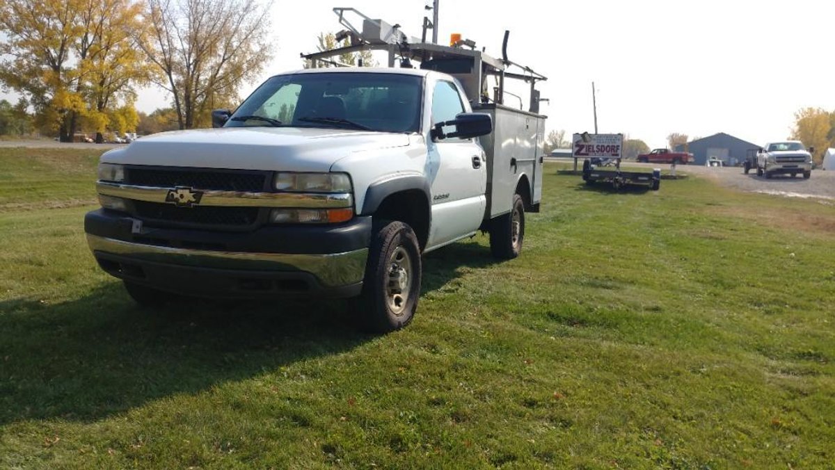 (I-42) (TITLE) 2002 CHEVY 2500 SERVICE TRUCK, 166,806 MILES, 4 X 4, AM/FM, ONAN 6500 GENERATOR W/ 300 HRS, ONE OWNER FROM AT&T IN ARIZONA VIN# 05741038977141511