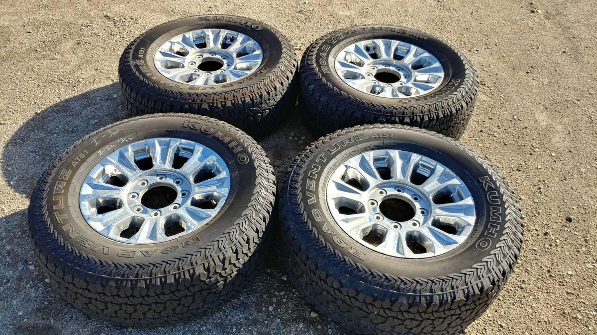 (I-32) KUMHO ROAD VENTURE AT51 LT275/70 R18 APPROX. 13/32 TREAD TIRE W/ 18" CHROME RIM (FITS FORD SUPER DUTY)