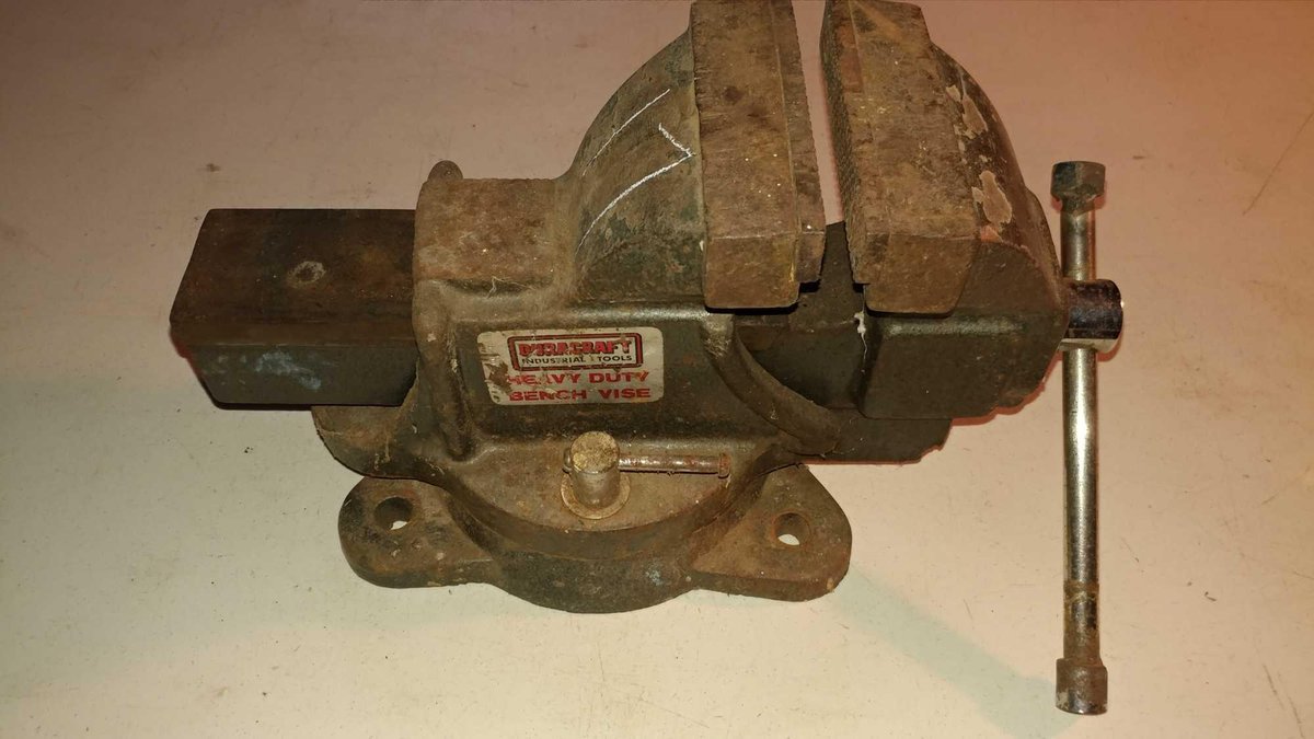 5 1/2" BENCH VISE