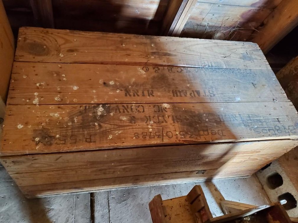 VINTAGE WOODEN CRETE