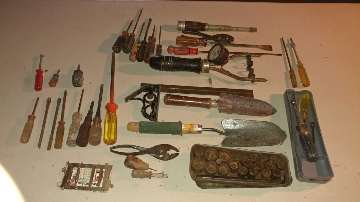 ASSORTMENT OF SCREWDRIVERS, NUT DRIVERS, TROWELS, SQUARE, AND MISC