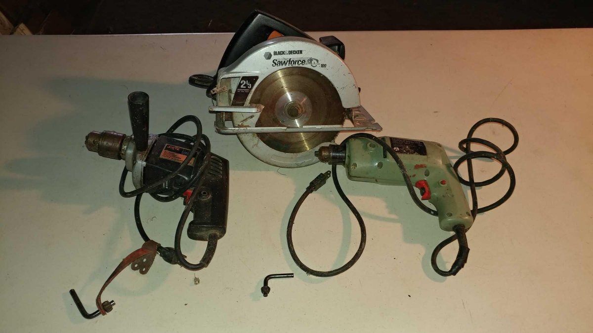 (2) ELECTRIC DRILLS AND CIRCULAR SAW