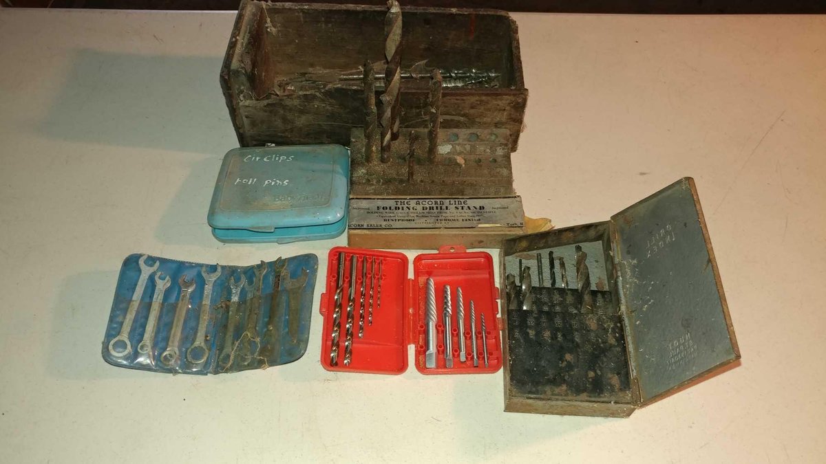 ASSORTMENT OF DRILL BITS AND DRILL BIT STAND