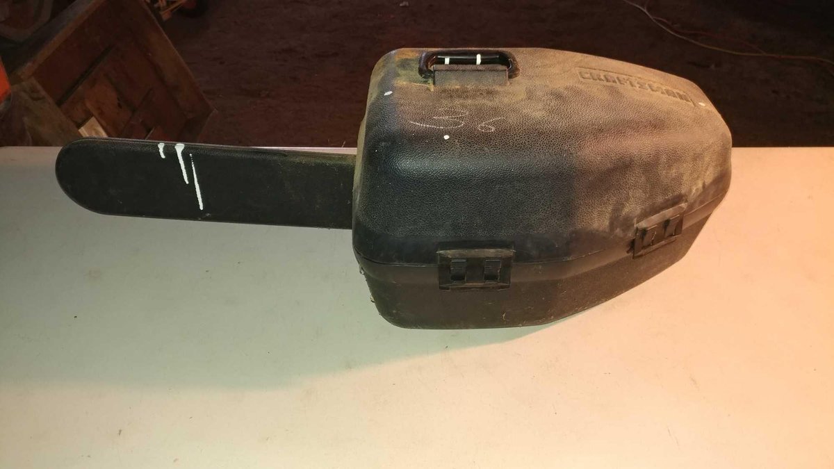 CRAFTSMAN 18" CHAINSAW W/CASE (NOT STUCK)
