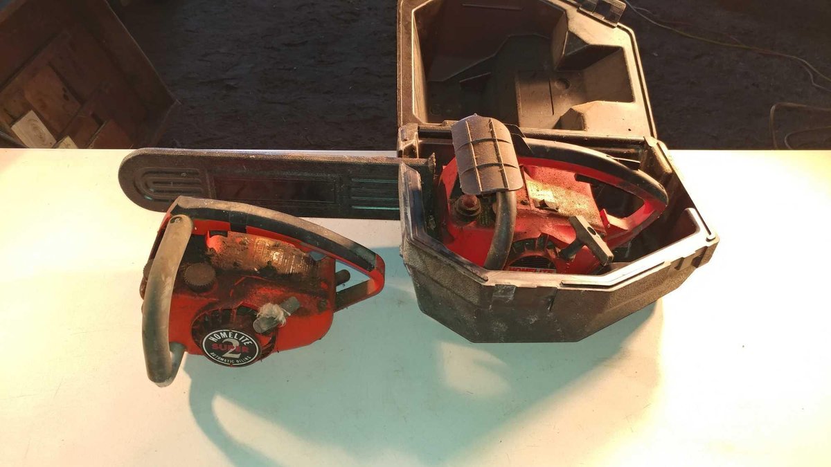 HOMELITE SUPER 2 CHAINSAW W/CASE (NOT STUCK) AND HOMELITE SUPER 2 CHAINSAW WITHOUT BAR