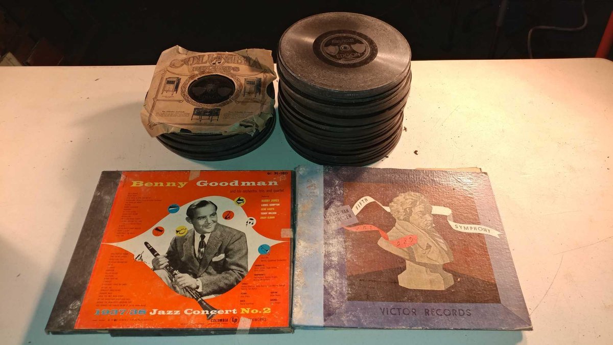 LARGE ASSORTMENT OF VINTAGE RECORDS