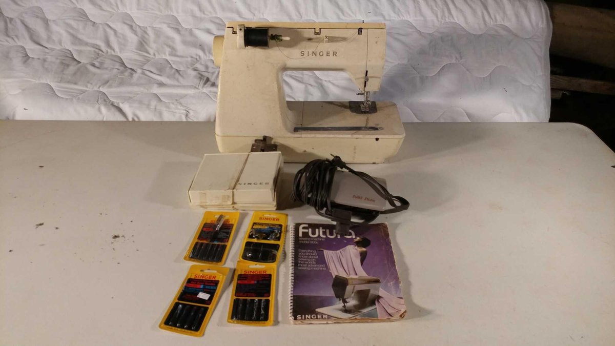 SINGER SEWING MACHINE W/PEDDLE 