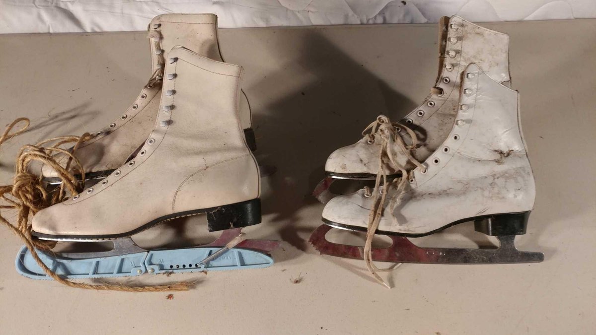 (2) PAIRS OF VINTAGE ICE SKATES