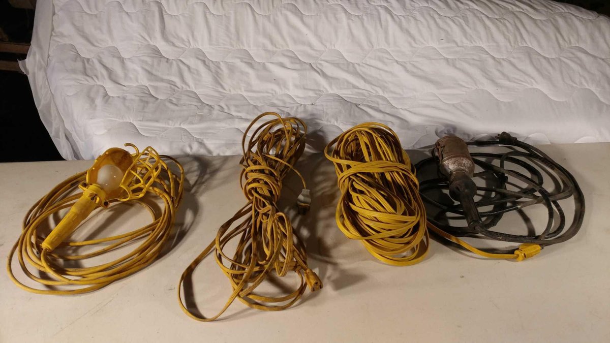 (2) TROUBLE LIGHTS AND (2) EXTENSION CORDS