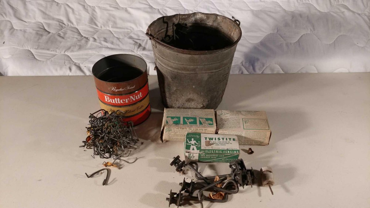 ASSORTMENT OF VINTAGE ELECTRIC FENCE INSULATORS