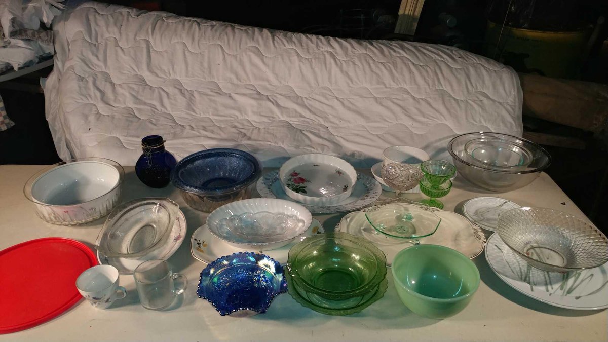 ASSORTMENT OF SERVING PLATES, GLASSES, BOWLS, AND MISC