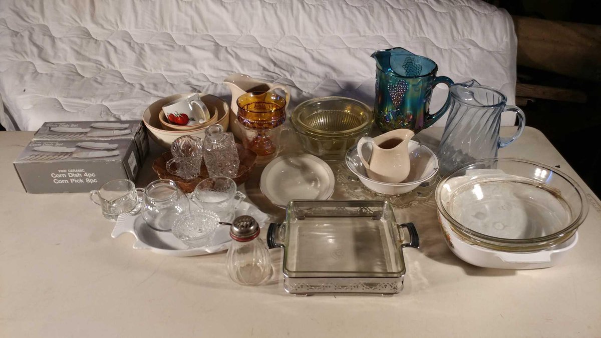 CARNIVAL GLASS PITCHER, STONE WARE BOWLS, PYREX MEASURING CUP, AND OHTER GLASSEARE