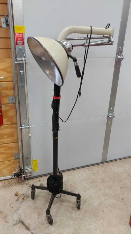 HEIDBRINK CO VINTAGE ADJUSTABLE LIGHT ON WHEELS, POSSIBLE DENTIST LIGHT