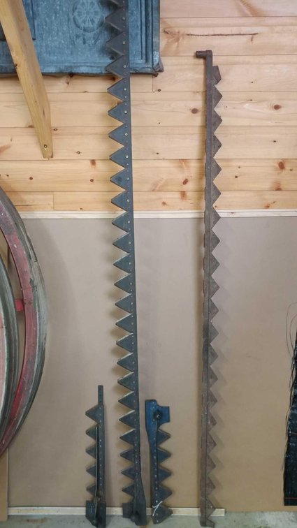 ASSORTMENT OF SICKLE BLADES AND SICKLE BLADE GUARD