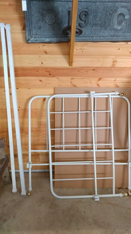 WHITE METAL FULL SIZE BED FRAME ON CASTER WHEELS
