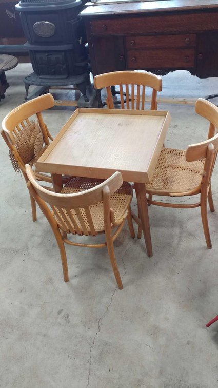 SMALL WOOD TABLE W/(4) CHAIRS (REPAIRS NEEDED)