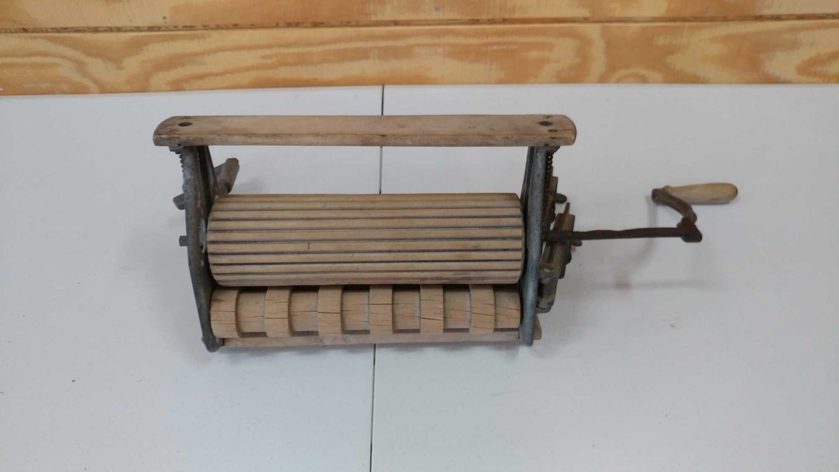 VINTAGE CLOTHES RINGER
