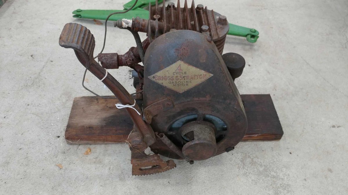 BRIGGS AND STRATTON ENGINE. IDENTIFIED AS A WASHING MACHINE ENGINE. IT IS A GASOLINE POWERED ENGINE 