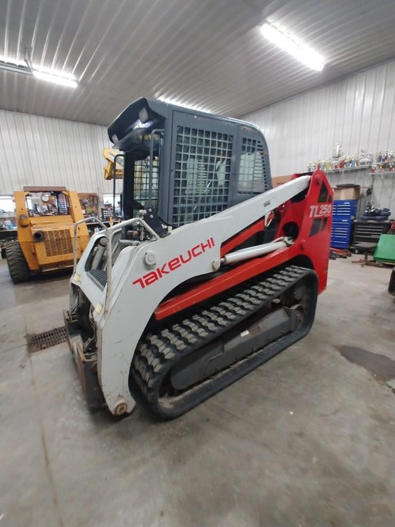 (I-169) 2009 TAKEUCHI TL250 110 HP TRACKED SKIDLOADER, 2,800 LB LIFT CAPACITY, CAB/HEAT/AC, 2 SPEED,