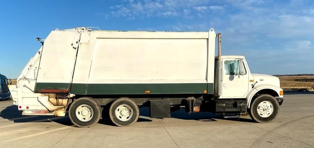 2001 INTERNATIONAL 4900 530 POWER 6X4 AUTOMATIC ALLISON TRANSMISSION ,181,000 MILES, 530 HOURS, HEIL