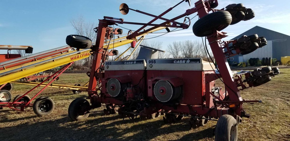 (I-24) IH 955 CYCLONE 12 ROW 30" PLANTER, MONITOR, MARKERS, SEMI MOUNTED  (ITEM AT ZIELSDORF AUCTION