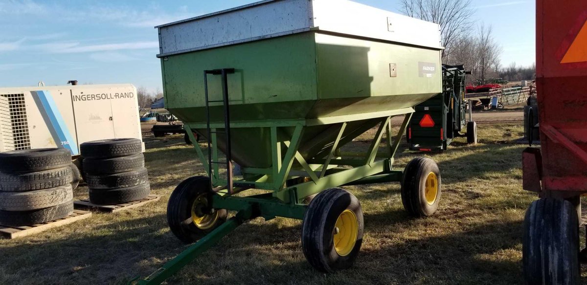 (I-43) PARKER GRAVITY BOX W/ 1065 JOHN DEERE RUNNING GEAR (ITEM AT ZIELSDORF AUCTIONS) 