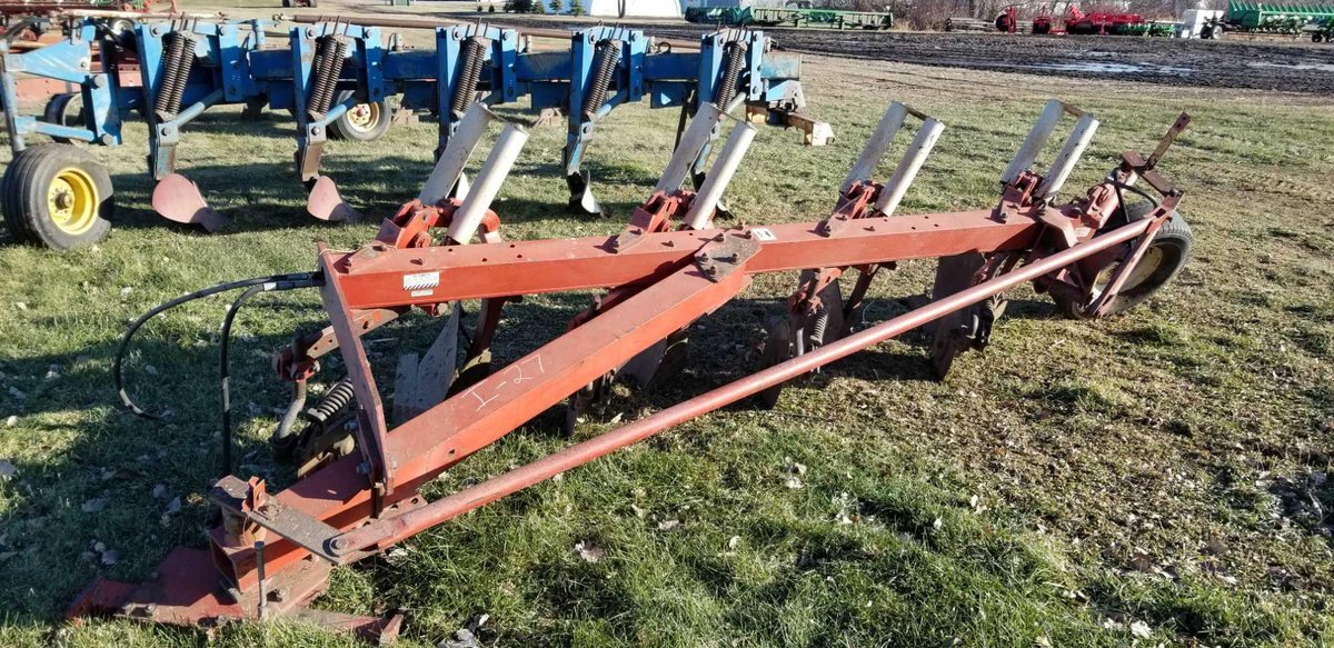 (I-27) IH 710 4 BOTTOM PLOW 18" 2 POINT W/ COLTERS (ITEM AT ZIELSDORF AUCTIONS)
