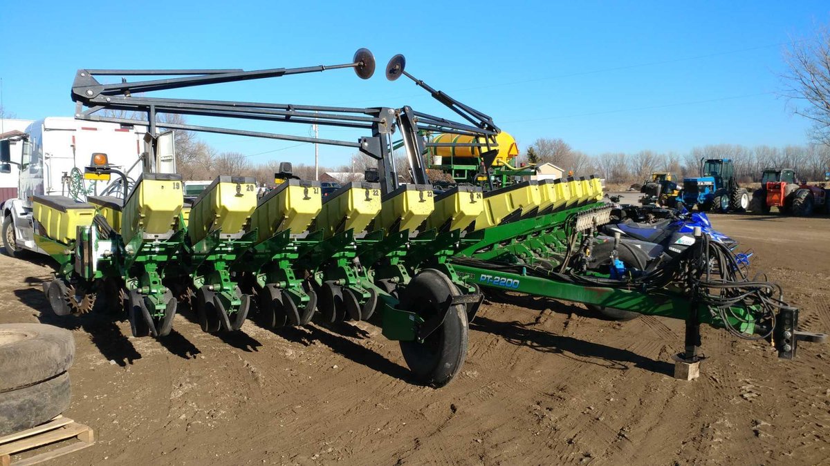 (I-368) 2005 24 ROW 22" PLANTER, WILRICH PT2200 BAR, JD XP ROW UNITS, 3 BU BOXS, HYD DRIVE WITH VARI