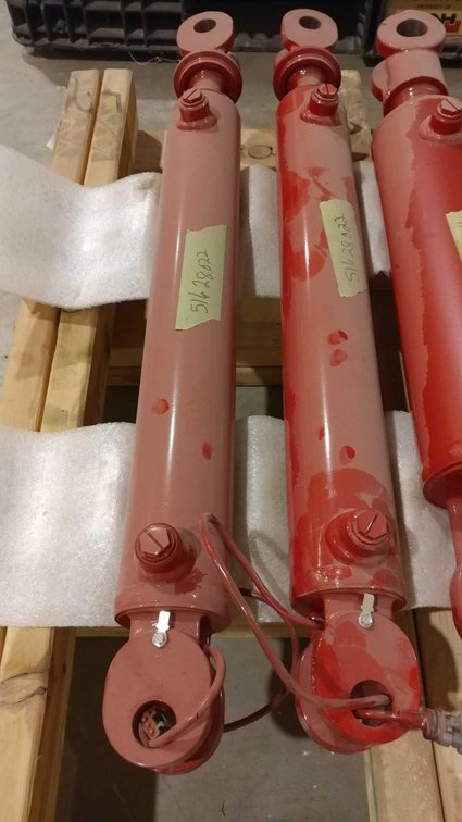 (I-319) (2) HYDRAULIC CYLINDERS 2.5 X 16 (LOCATED AT ZIELSDORF AUCTIONS)