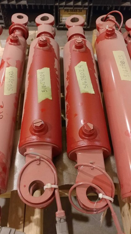 (I-320) (2) HYDRAULIC CYLINDERS 3.5 X 10.38 (LOCATED AT ZIELSDORF AUCTIONS)