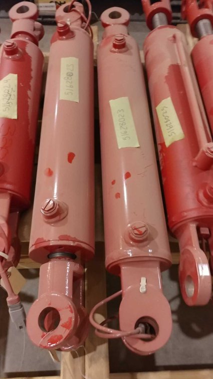 (I-321) (2) HYDRAULIC CYLINDERS 3.5 X 16 (LOCATED AT ZIELSDORF AUCTIONS)