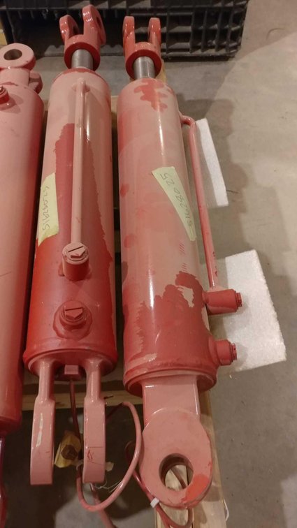 (I-322) (2) HYDRAULIC CYLINDERS 3.5 X 14.5 W/CLEVIS (LOCATED AT ZIELSDORF AUCTIONS)
