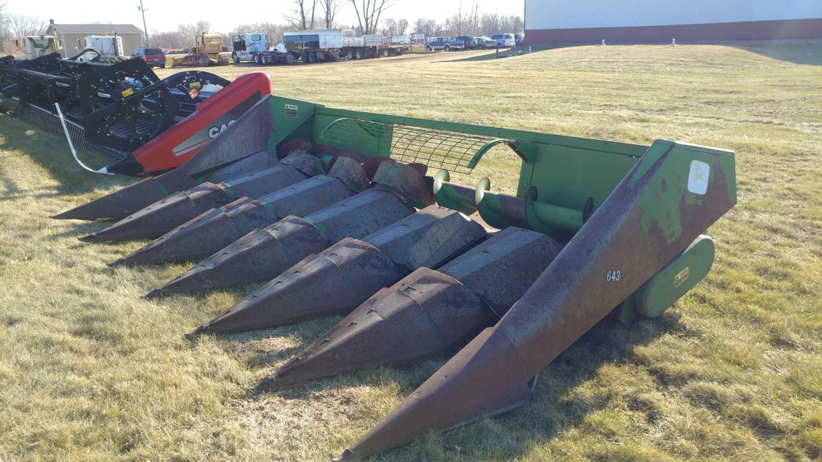 (I-65) JOHN DEERE 643 CORN HEAD 6 ROW 30" HIGH TIN, CHAIN DRIVE, EAR SAVERS, 1 NEW SET OF GATHERING 
