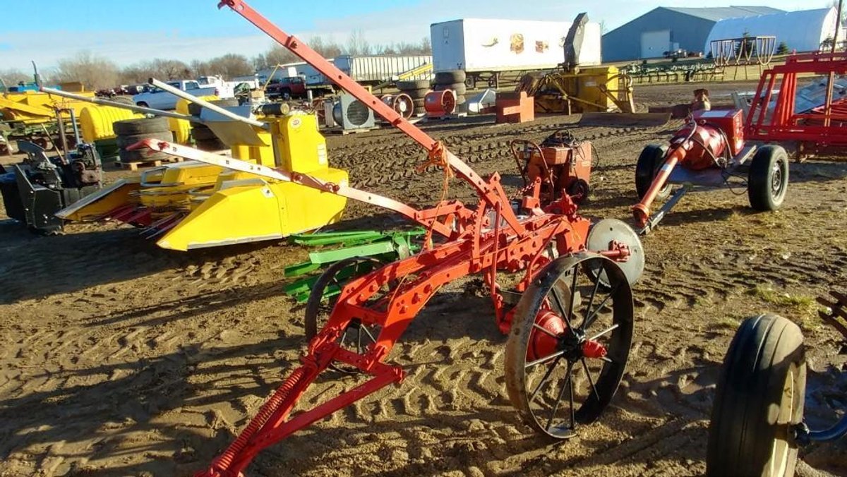 (I-66) INTERNATIONAL PULL TYPE SINGLE BOTTOM PLOW  (ITEM AT ZIELSDORF AUCTIONS)