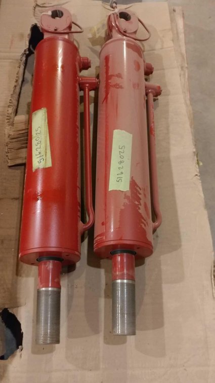 (I-323) (2) HYDRAULIC CYLINDERS 3.5 X 14.5 W/CLEVIS (LOCATED AT ZIELSDORF AUCTIONS)