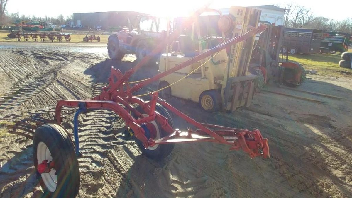 (I-67) INTERNATIONAL PULL TYPE SINGLE BOTTOM PLOW (ITEM AT ZIELSDORF AUCTIONS)