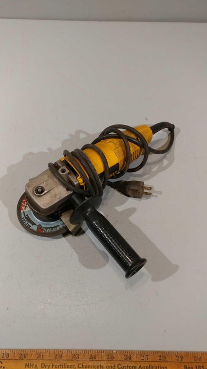  (I-73) DEWALT 120 VOLT 4 1/2 IN GRINDER  (ITEM AT ZIELSDORF AUCTIONS)