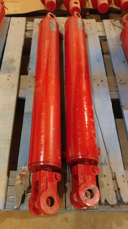 (I-327) (2) HYDRAULIC CYLINDERS 3.5 X 24 (LOCATED AT ZIELSDORF AUCTIONS)