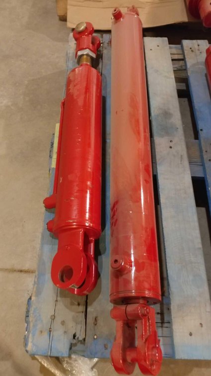 (I-328) (1) HYDRAULIC CYLINDER 4 X 14.5 & (1) @ 4 X 30.5 (LOCATED AT ZIELSDORF AUCTIONS)