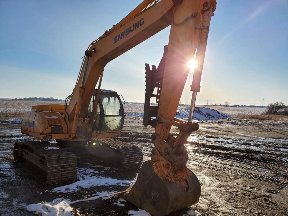 (I-62) 1994 SAMSUNG 210LC EXCAVATOR. HAS MECHANICAL THUMB. WELD ON CUTTING EDGE FOR DITCHING. SHOWS 