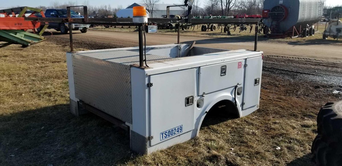  (I-82) 8FT FIBERGLASS SERVICE BODY GOOD SHAPE CAME OFF F350, STROBE AND LIGHTS   (ITEM AT ZIELSDORF