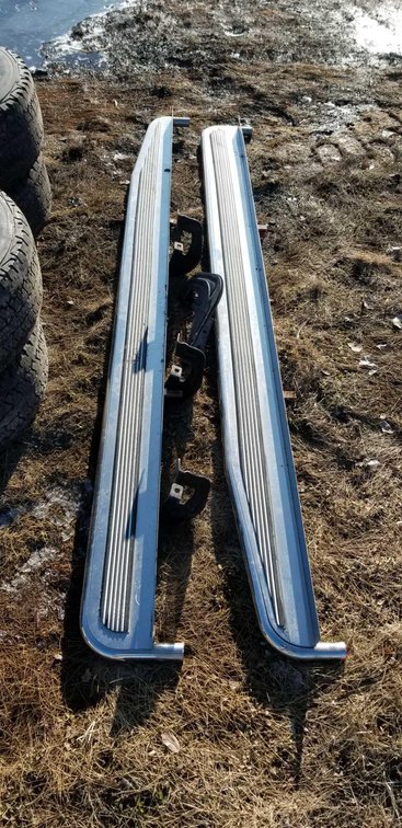 (I-83) STAINLESS STEEL RUNNING BOARDS FITS GM 04-07 CREW CAB   (ITEM AT ZIELSDORF AUCTIONS)