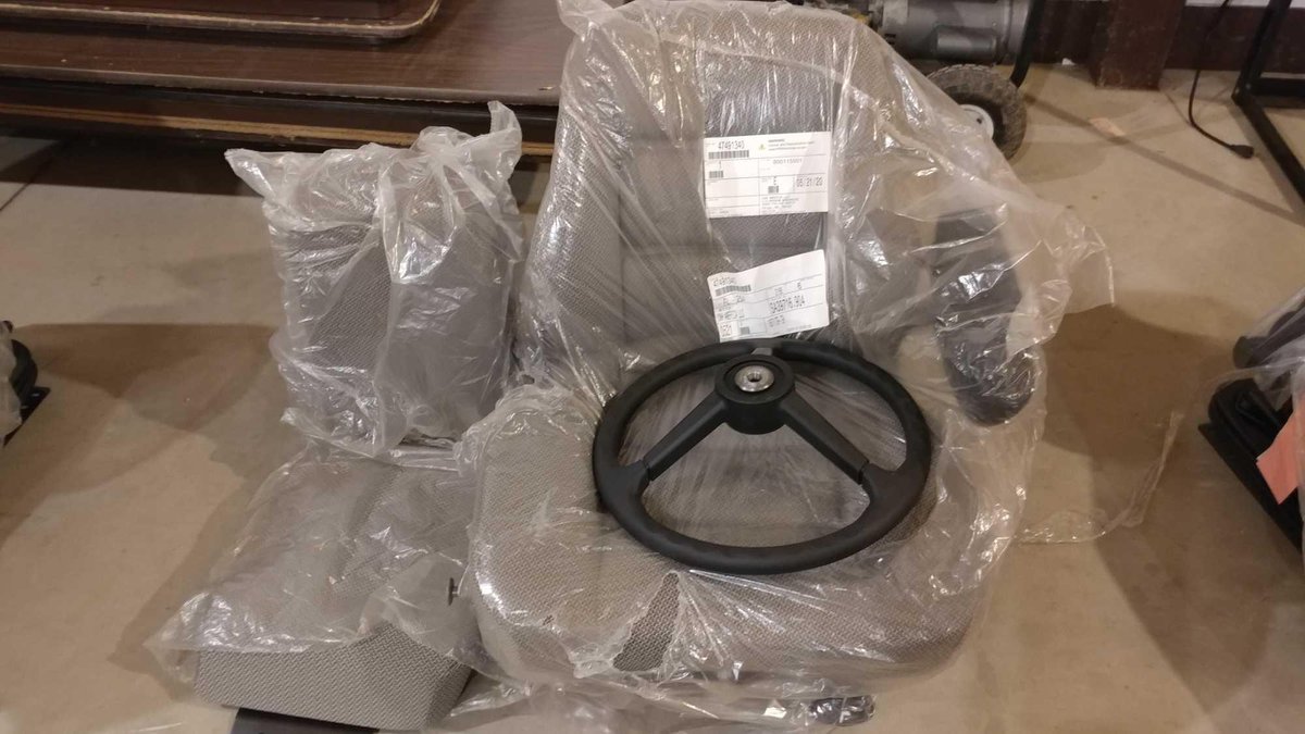 (I-87) CASE TRACTOR/SPRAYER SEAT W/JUMP SEAT & STEERING WHEEL (LOCATED AT ZIELSDORF AUCTIONS)
