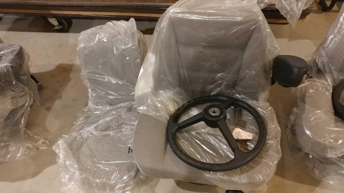 (I-86) CASE TRACTOR/SPRAYER SEAT W/JUMP SEAT & STEERING WHEEL (LOCATED AT ZIELSDORF AUCTIONS)