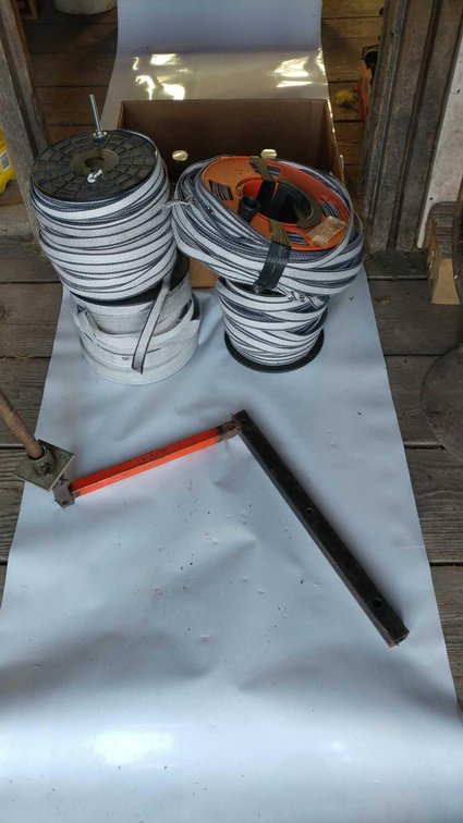 (A) (4) ROLLS OF ELECTRIC FENCE TAPE AND SPOOLING BRACKET