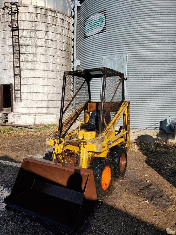 ROUNDER A-100 SKID LOADER, GAS ENGINE, NEWER HONDA ENGINE (UNDER 100 HRS), 42" DIRT BUCKET & MANURE 