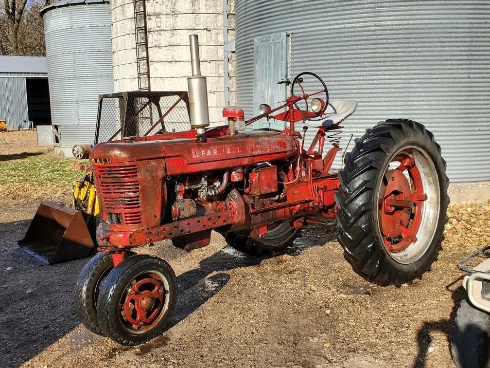 1948 FARMALL H TRACTOR, 540 PTO, 11-38 REARS, SN# 289563X1, NARROW FRONT, RUNS & DRIVES, 12 VOLT SYS