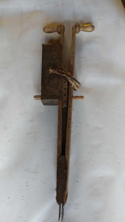 (A) VINTAGE CORN PLANTER/SEEDER