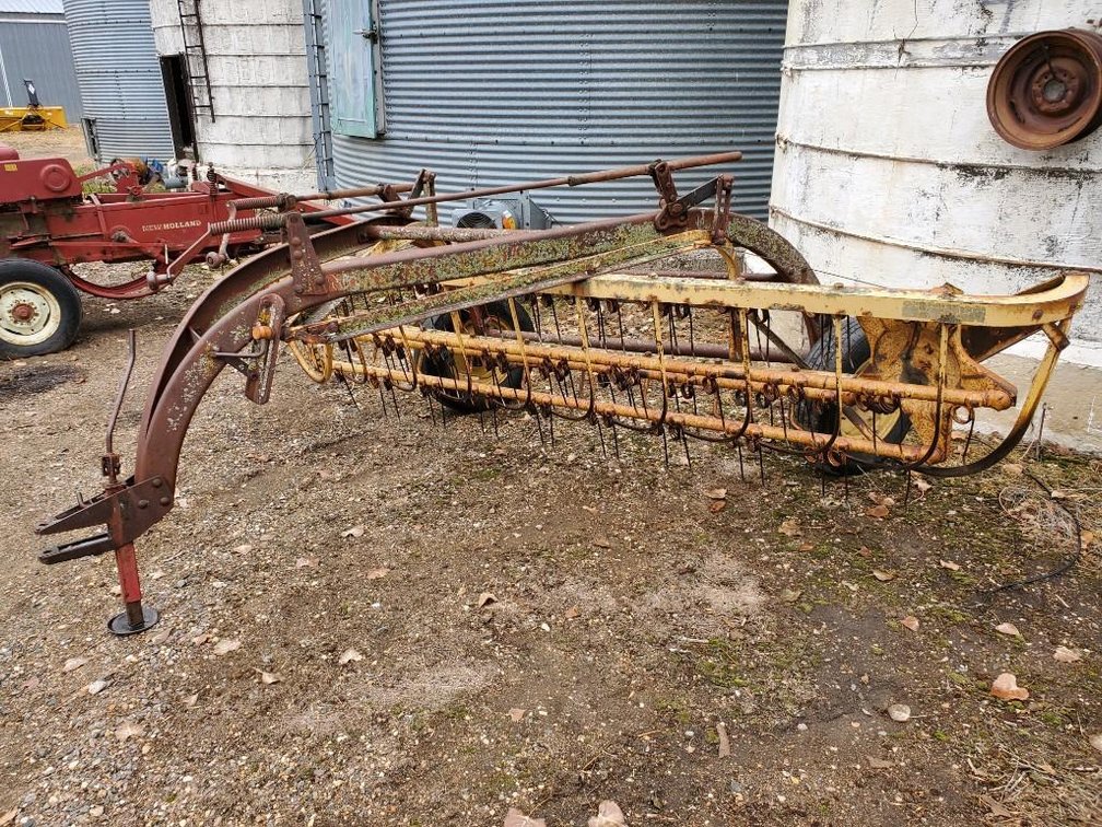 NEW HOLLAND HAY RAKE, SN# 105652