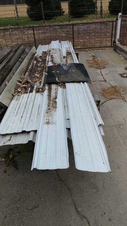 GROUP OF CORRUGATED STEEL SIDING AND ROOFING (VARIOUS LENGTHS AND WIDTHS) 